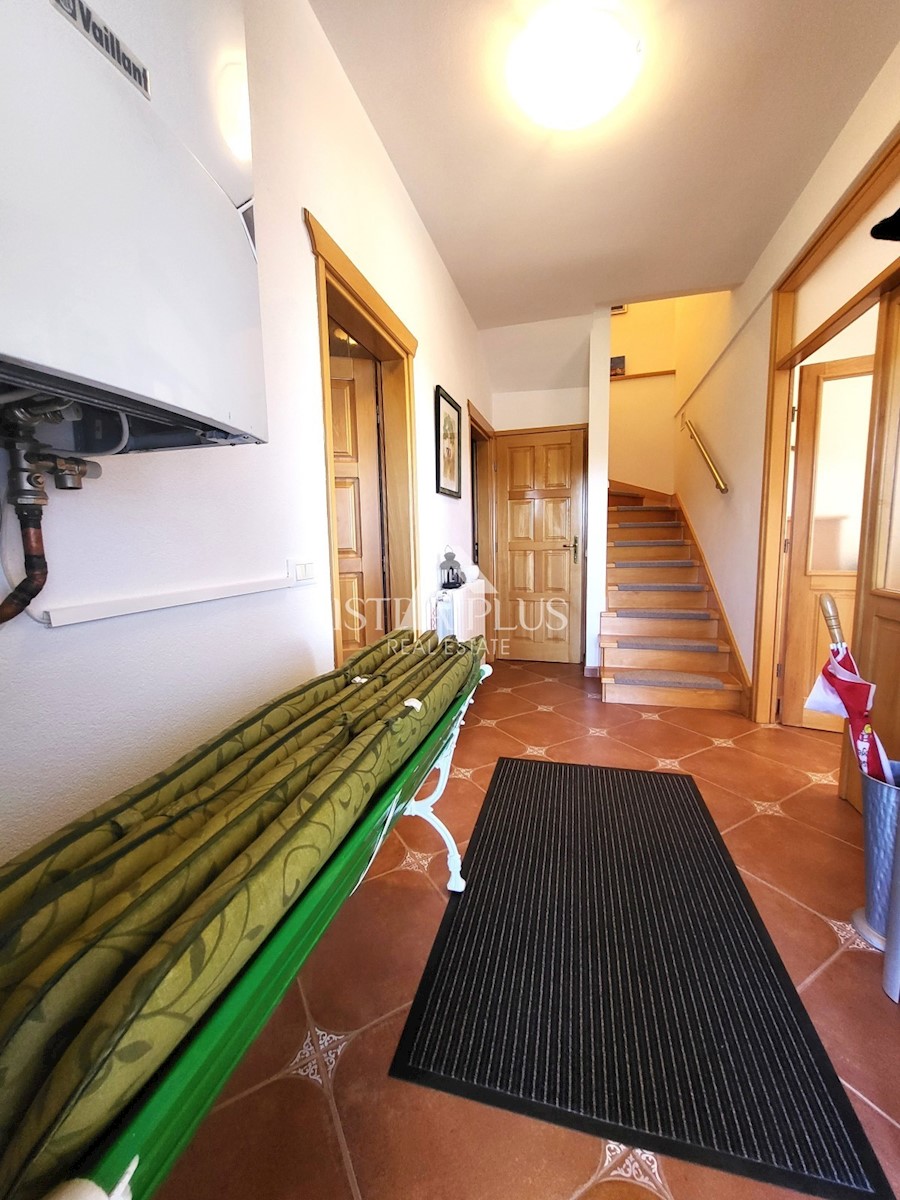 PRILOŽNOST! Lep, velik apartma z dvoriščem - panoramski pogled na morje!!