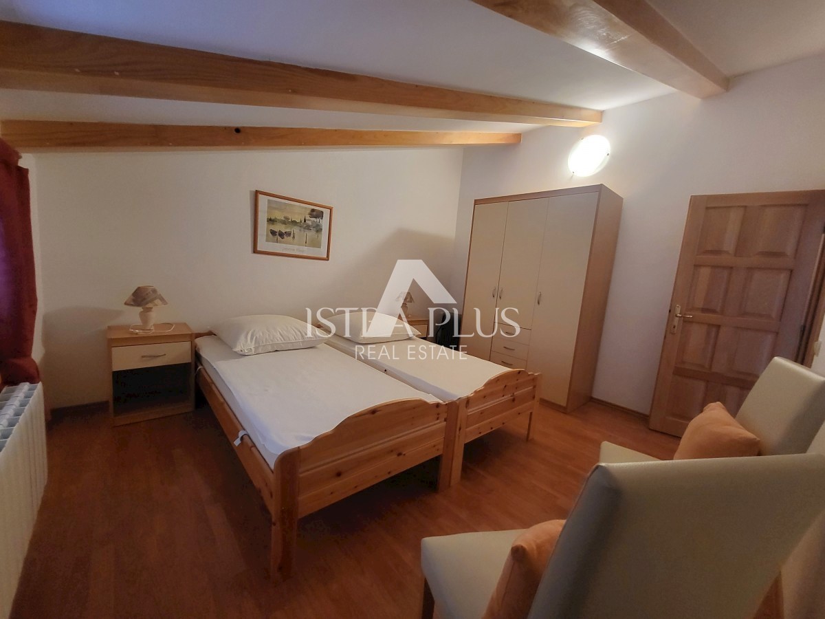 PRILOŽNOST! Lep, velik apartma z dvoriščem - panoramski pogled na morje!!