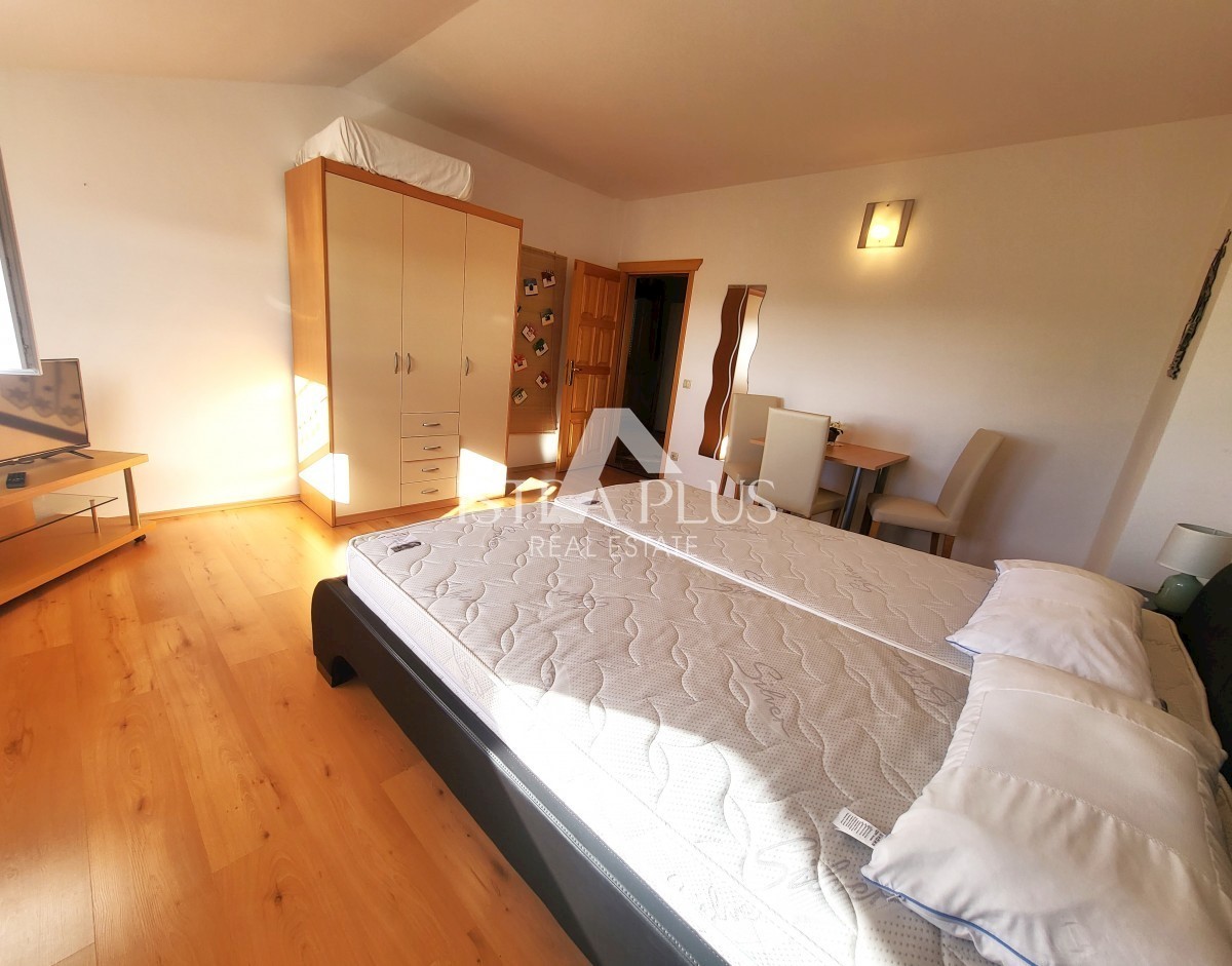 PRILOŽNOST! Lep, velik apartma z dvoriščem - panoramski pogled na morje!!