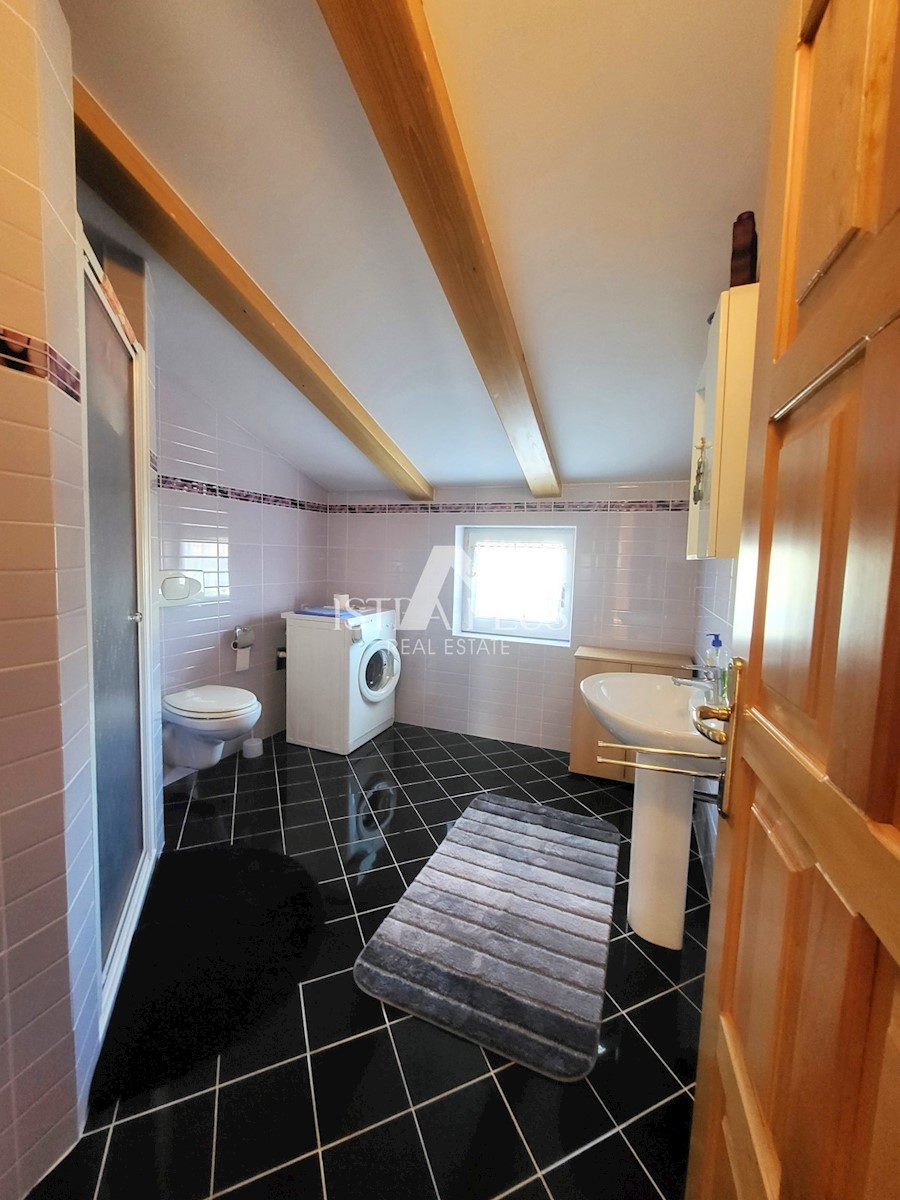 PRILOŽNOST! Lep, velik apartma z dvoriščem - panoramski pogled na morje!!