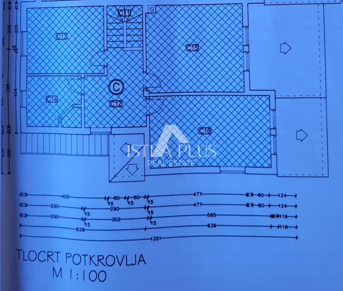 PRILOŽNOST! Lep, velik apartma z dvoriščem - panoramski pogled na morje!!