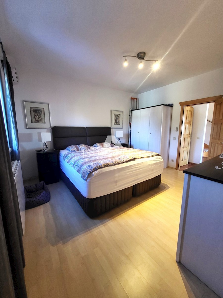PRILOŽNOST! Lep, velik apartma z dvoriščem - panoramski pogled na morje!!