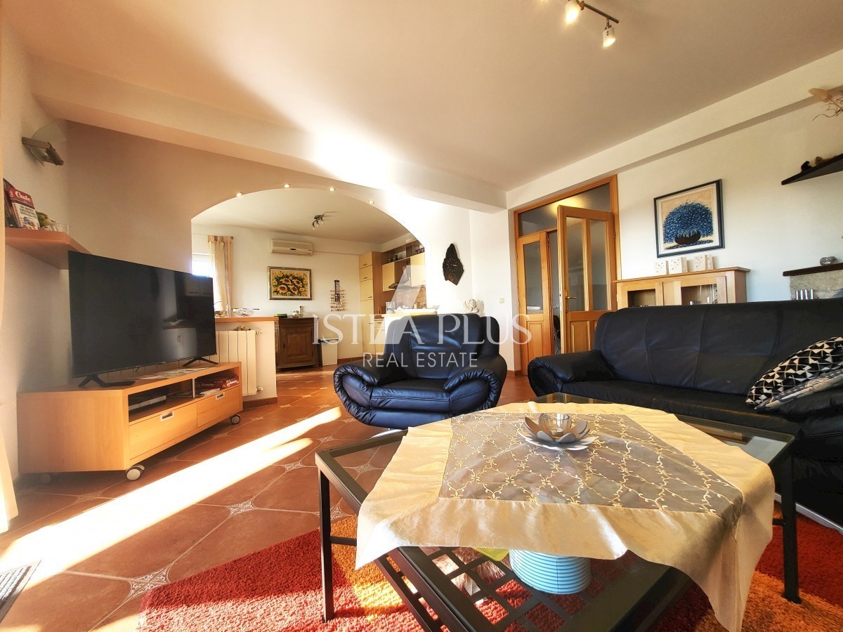 PRILOŽNOST! Lep, velik apartma z dvoriščem - panoramski pogled na morje!!