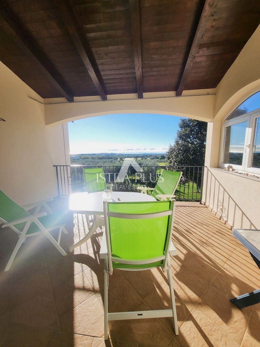 PRILOŽNOST! Lep, velik apartma z dvoriščem - panoramski pogled na morje!!