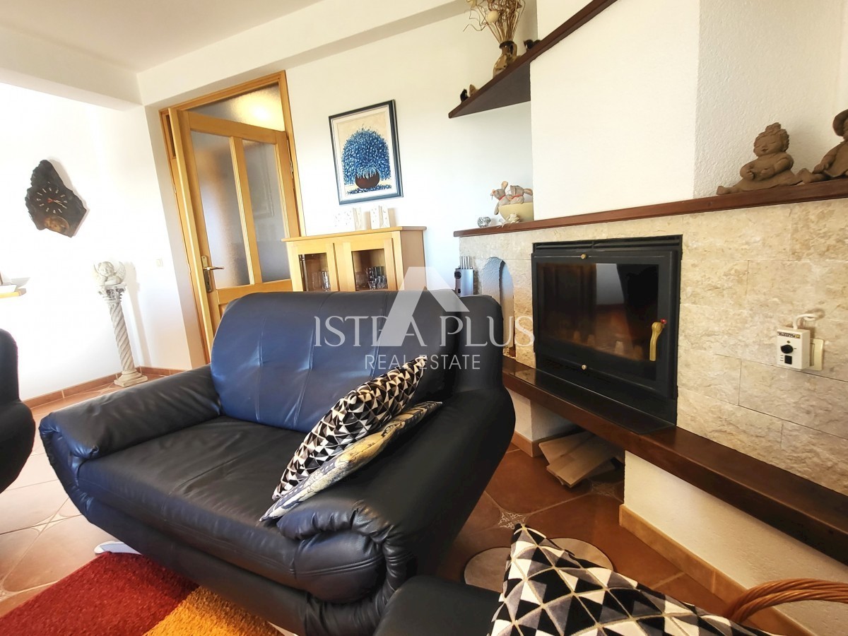 PRILOŽNOST! Lep, velik apartma z dvoriščem - panoramski pogled na morje!!