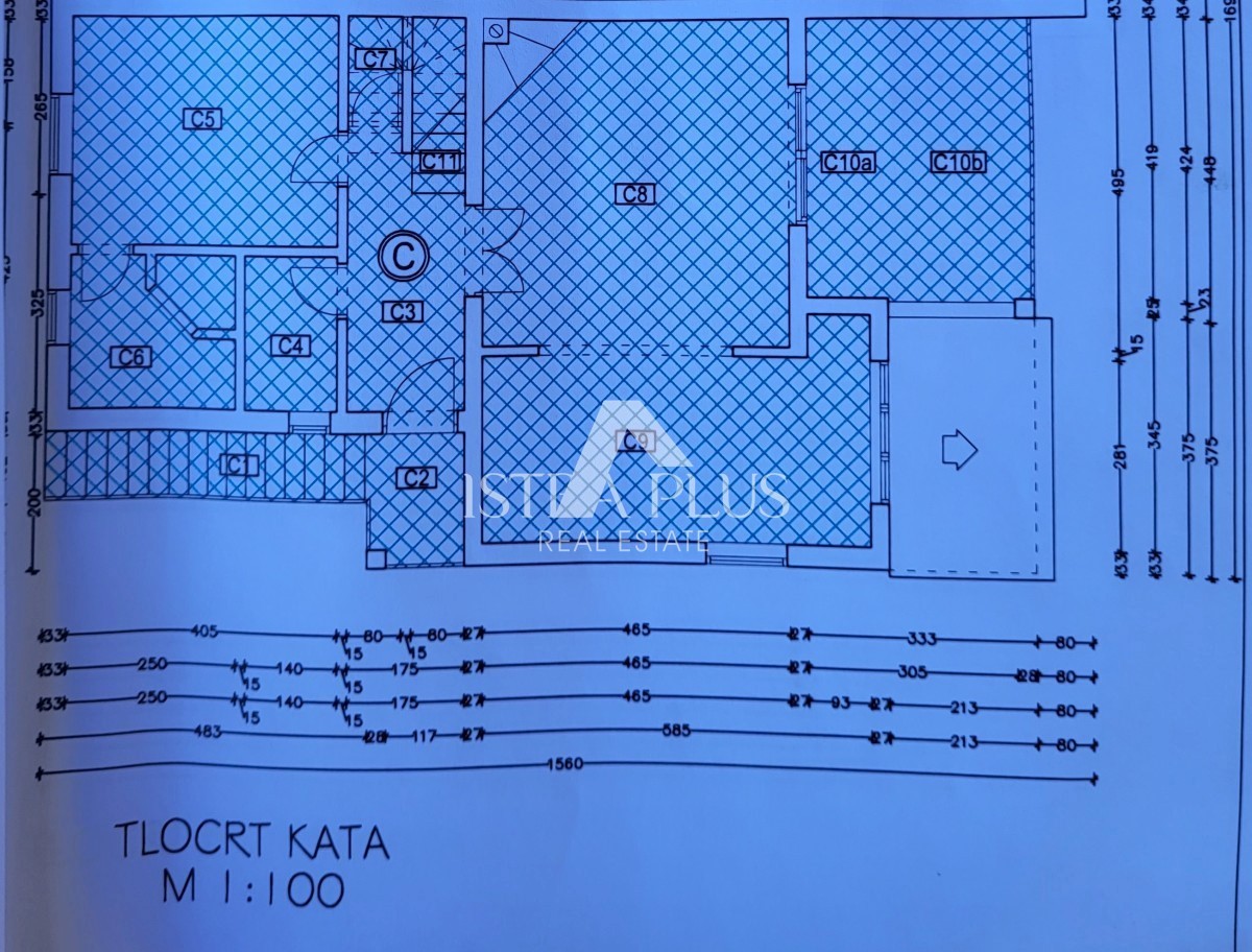 PRILOŽNOST! Lep, velik apartma z dvoriščem - panoramski pogled na morje!!