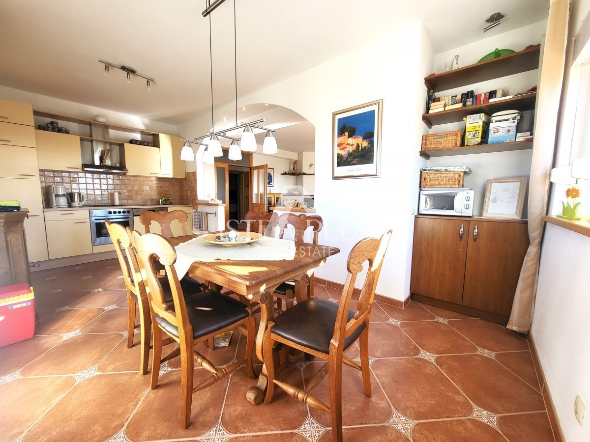 PRILOŽNOST! Lep, velik apartma z dvoriščem - panoramski pogled na morje!!