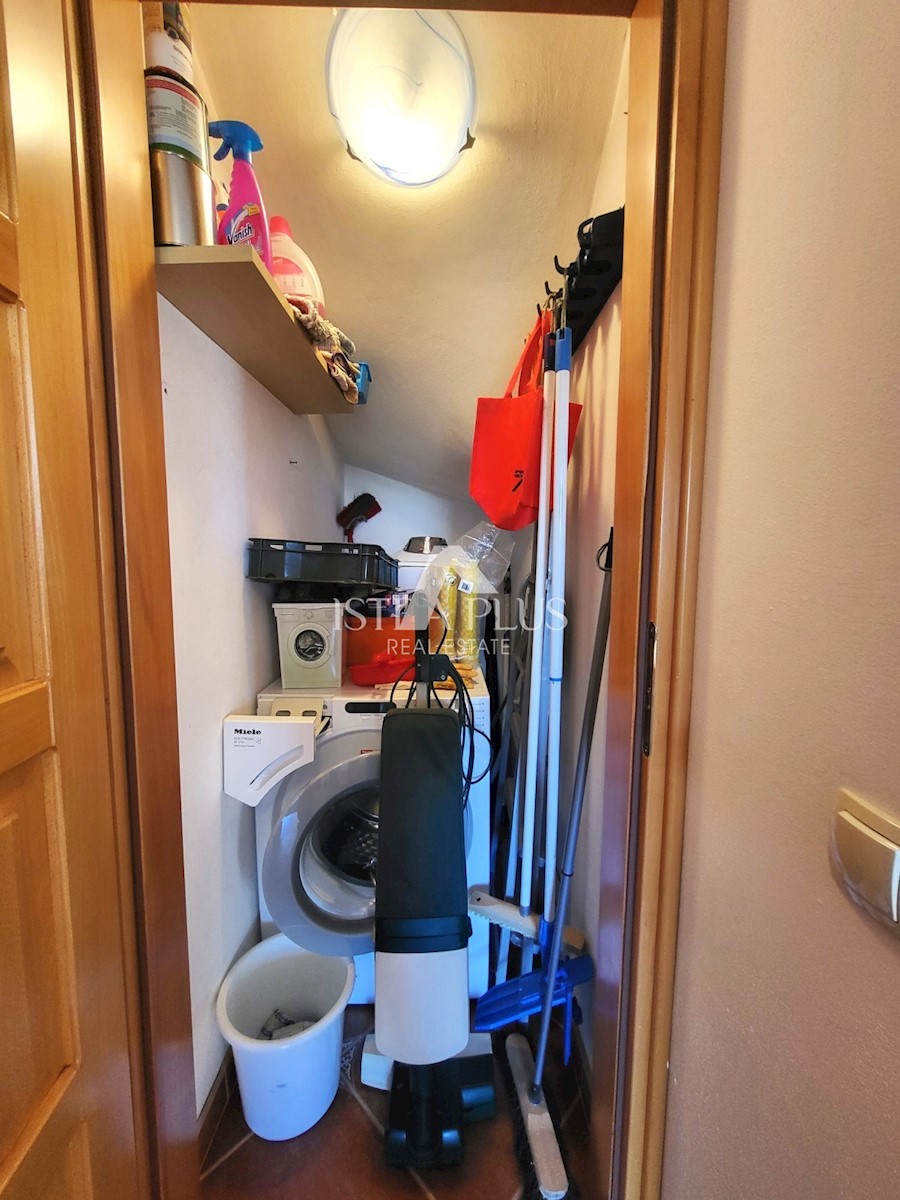 PRILOŽNOST! Lep, velik apartma z dvoriščem - panoramski pogled na morje!!