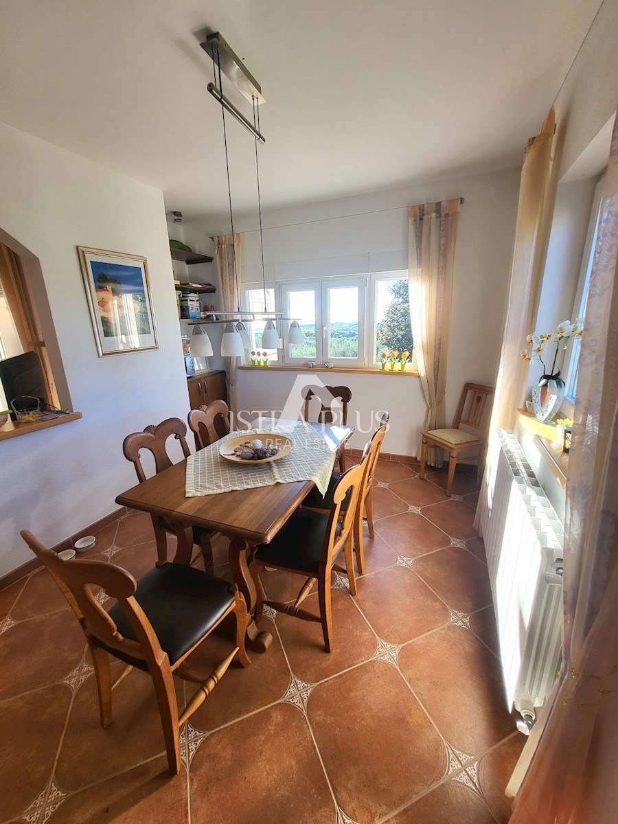 PRILOŽNOST! Lep, velik apartma z dvoriščem - panoramski pogled na morje!!