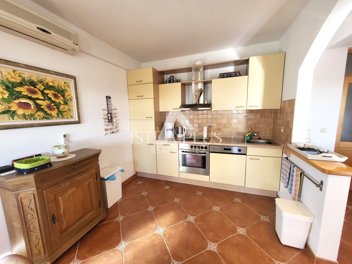 PRILOŽNOST! Lep, velik apartma z dvoriščem - panoramski pogled na morje!!