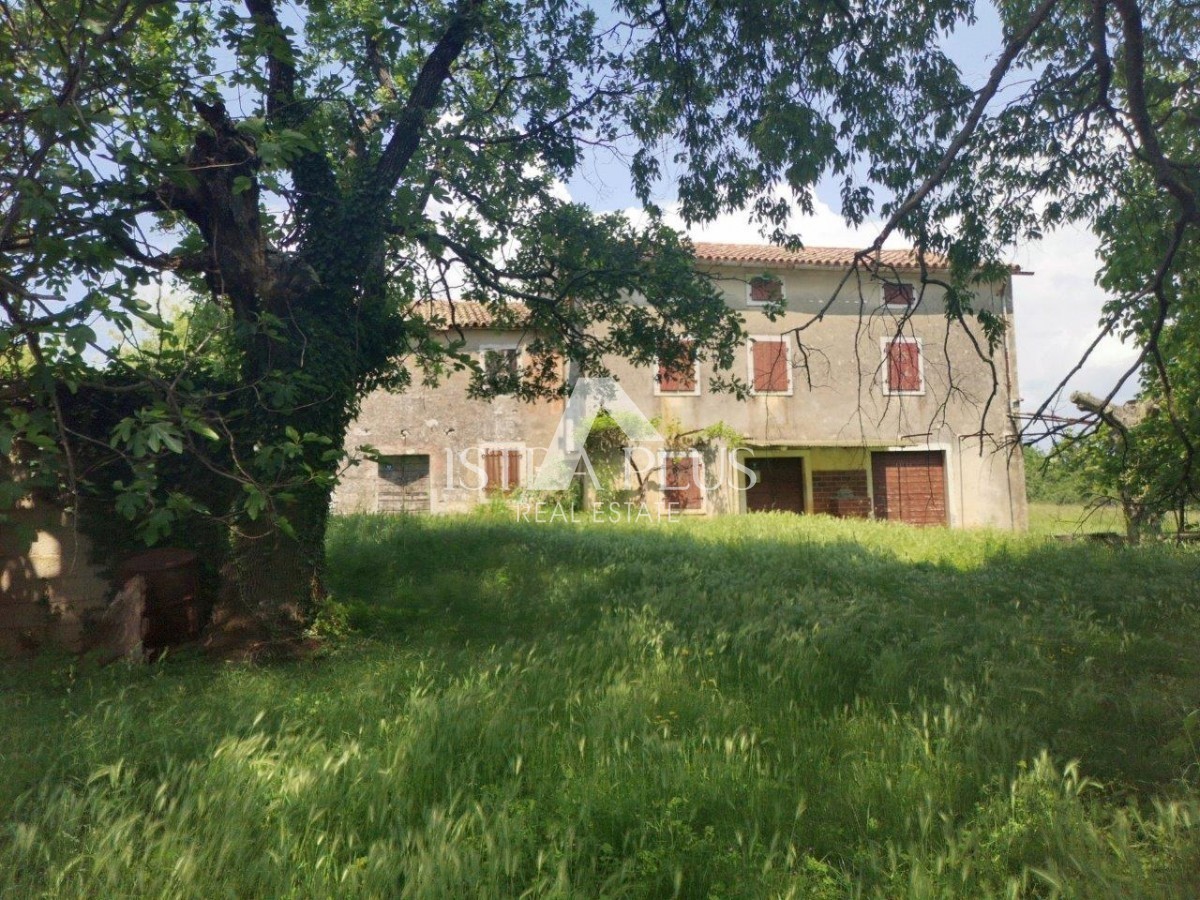 Veliko posestvo z več kamnitimi hišami - okolica Poreča