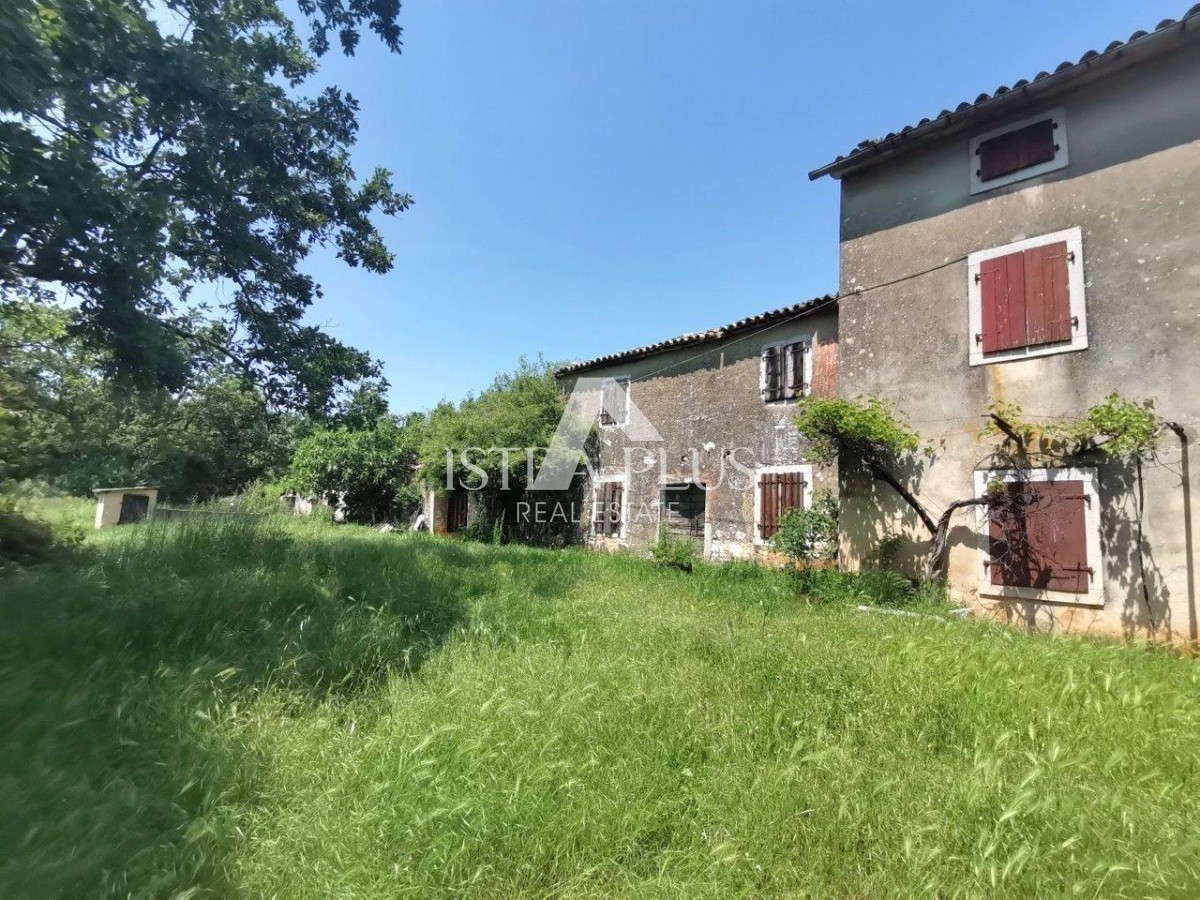 Veliko posestvo z več kamnitimi hišami - okolica Poreča