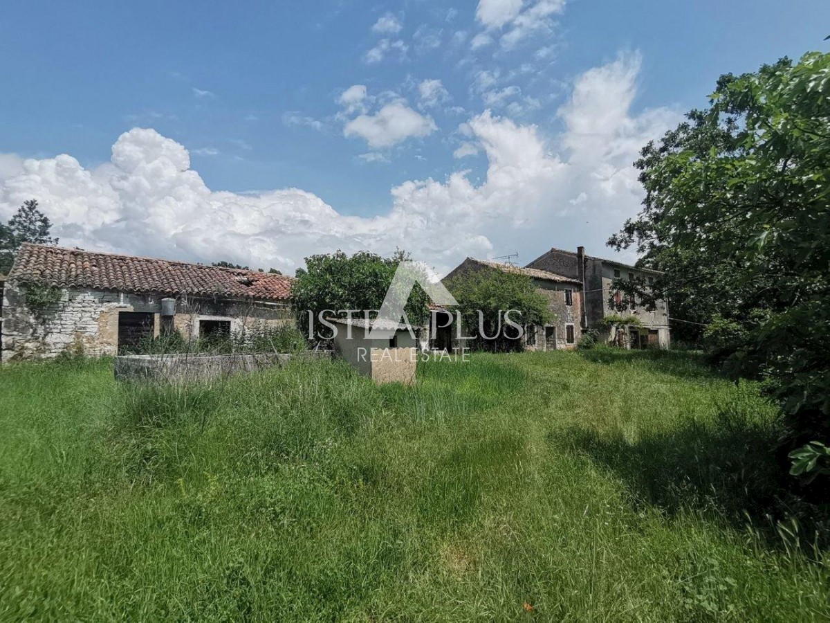 Veliko posestvo z več kamnitimi hišami - okolica Poreča