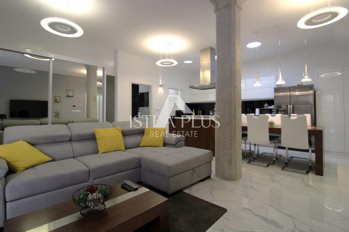 Luksuzna hiša v centru Poreča s 3 apartmaji v 3 etažah