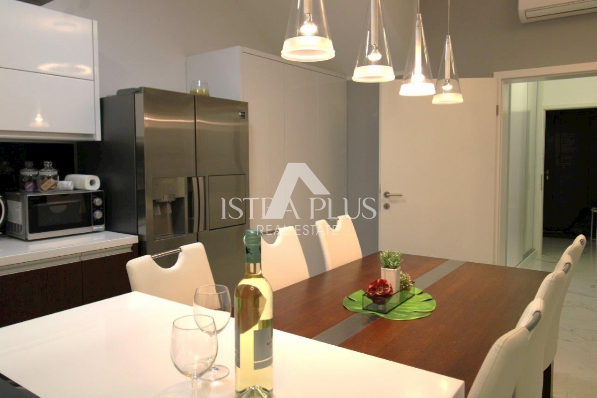 Luksuzna hiša v centru Poreča s 3 apartmaji v 3 etažah