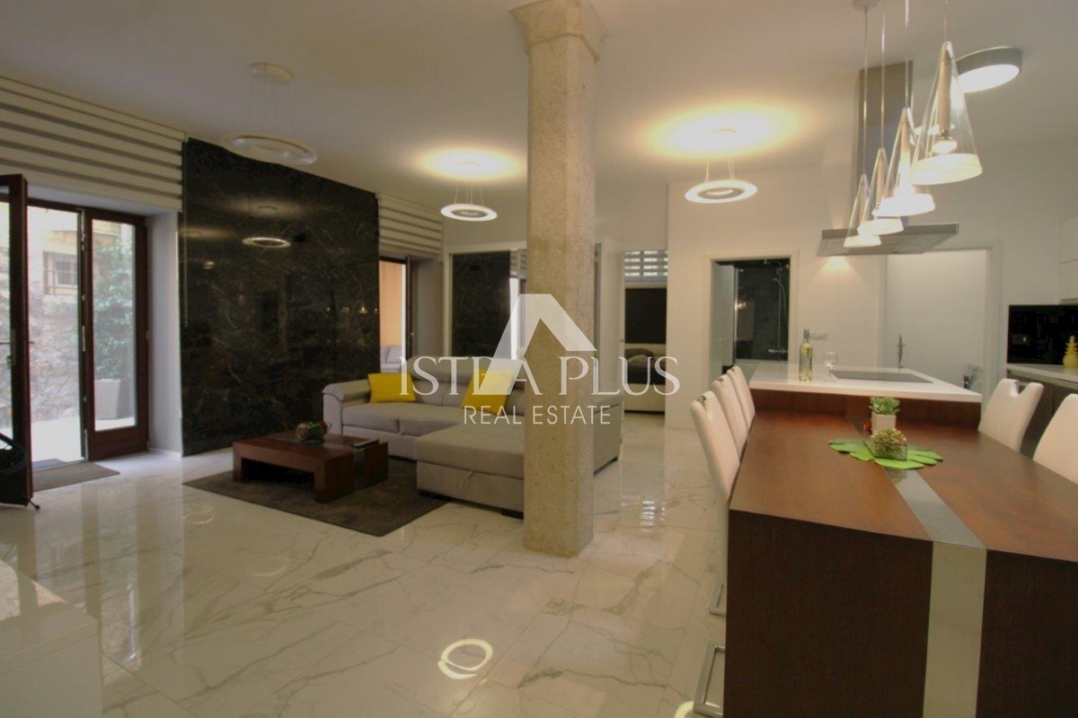 Luksuzna hiša v centru Poreča s 3 apartmaji v 3 etažah