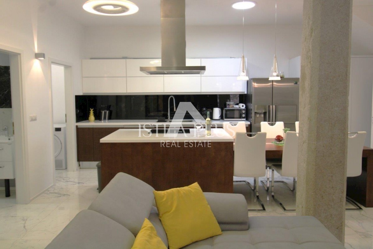 Luksuzna hiša v centru Poreča s 3 apartmaji v 3 etažah