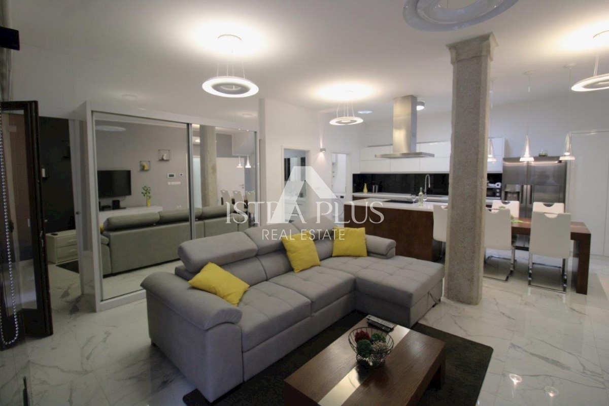 Luksuzna hiša v centru Poreča s 3 apartmaji v 3 etažah