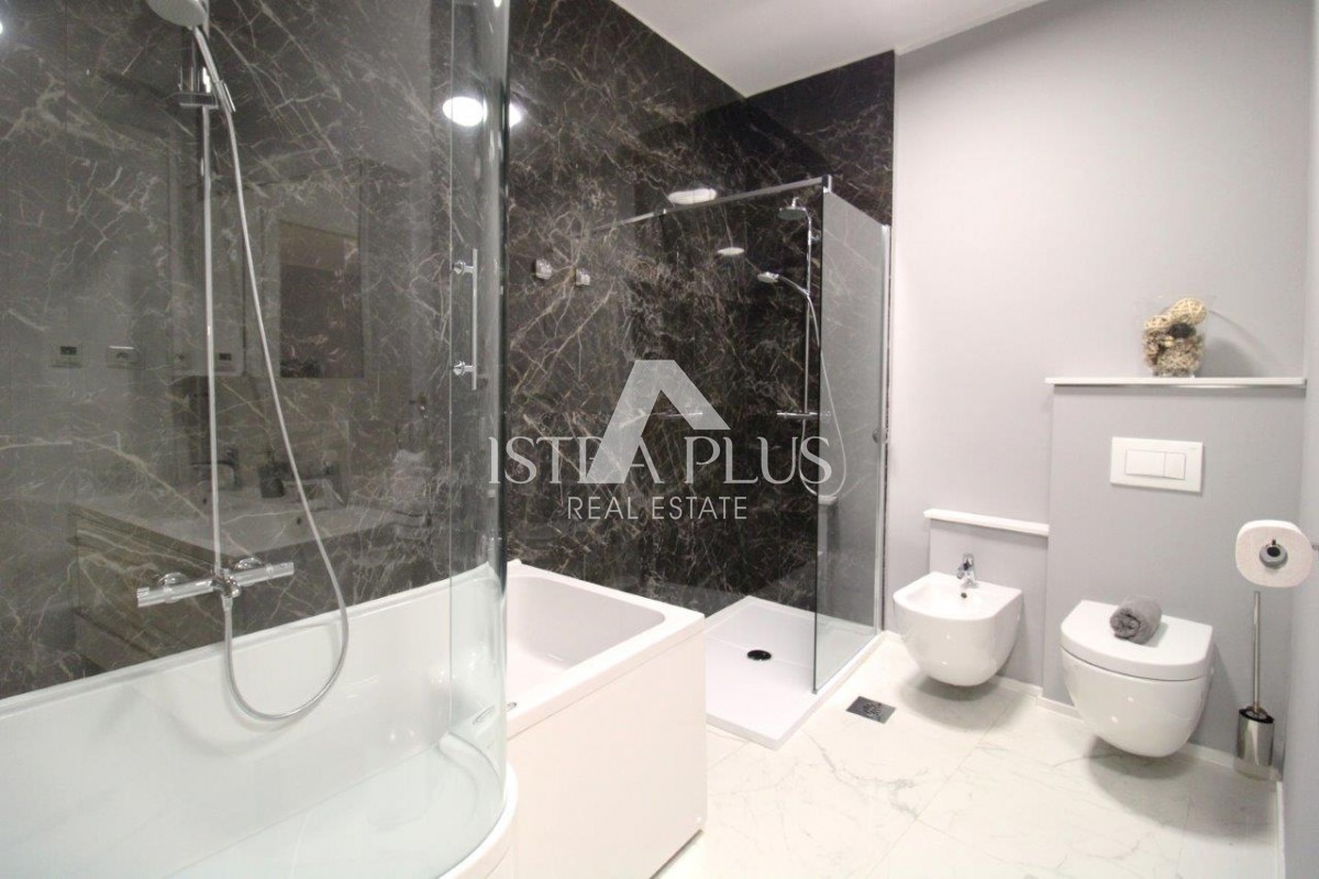 Luksuzna hiša v centru Poreča s 3 apartmaji v 3 etažah