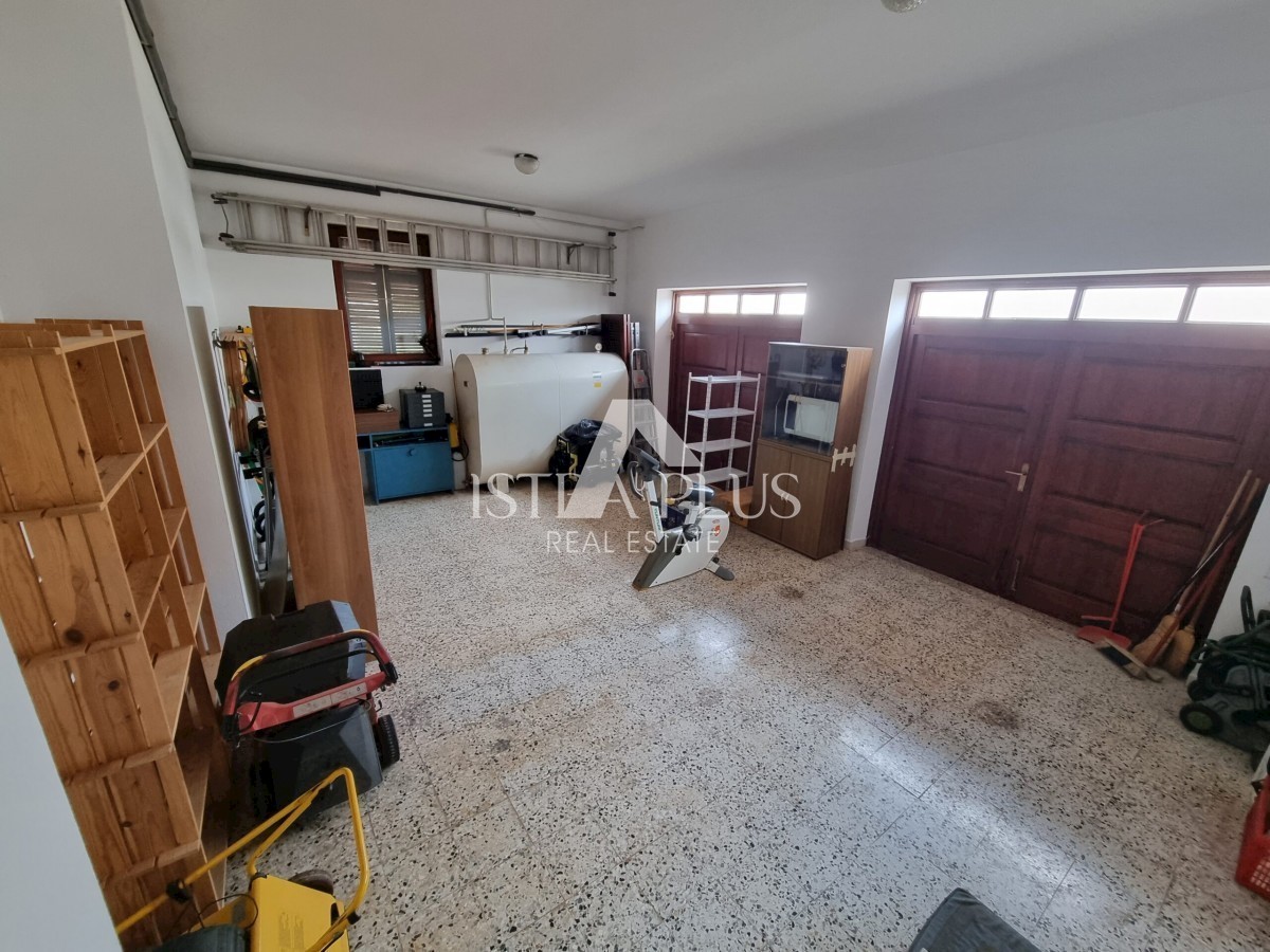 Samostojna hiša v dveh etažah le 500m od morja.