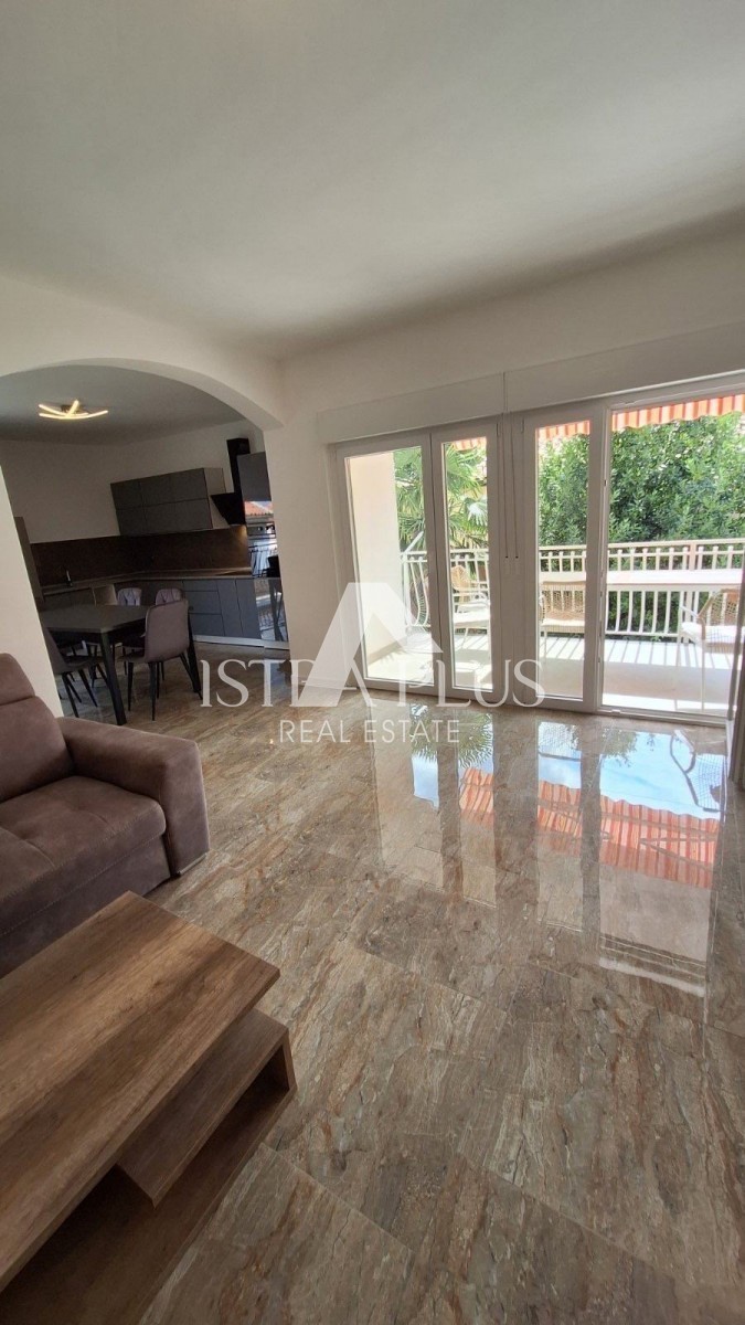 Istra, Poreč - stanovanje v mestu 100m2 + parking + 11m2 drvarnica