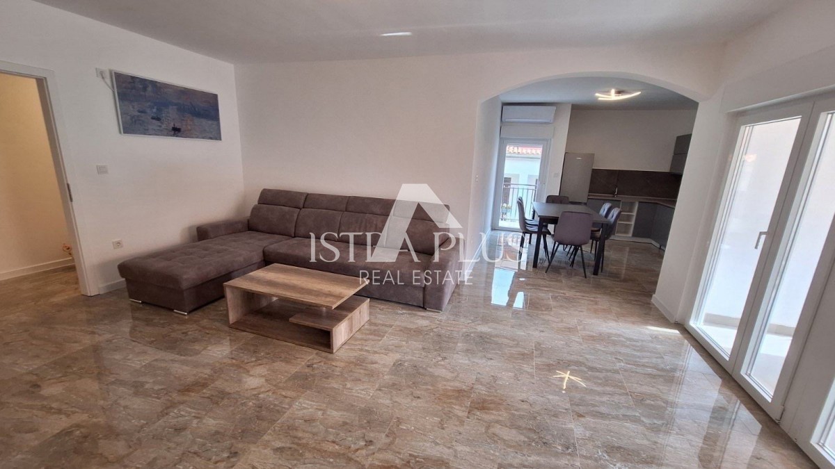 Istra, Poreč - stanovanje v mestu 100m2 + parking + 11m2 drvarnica