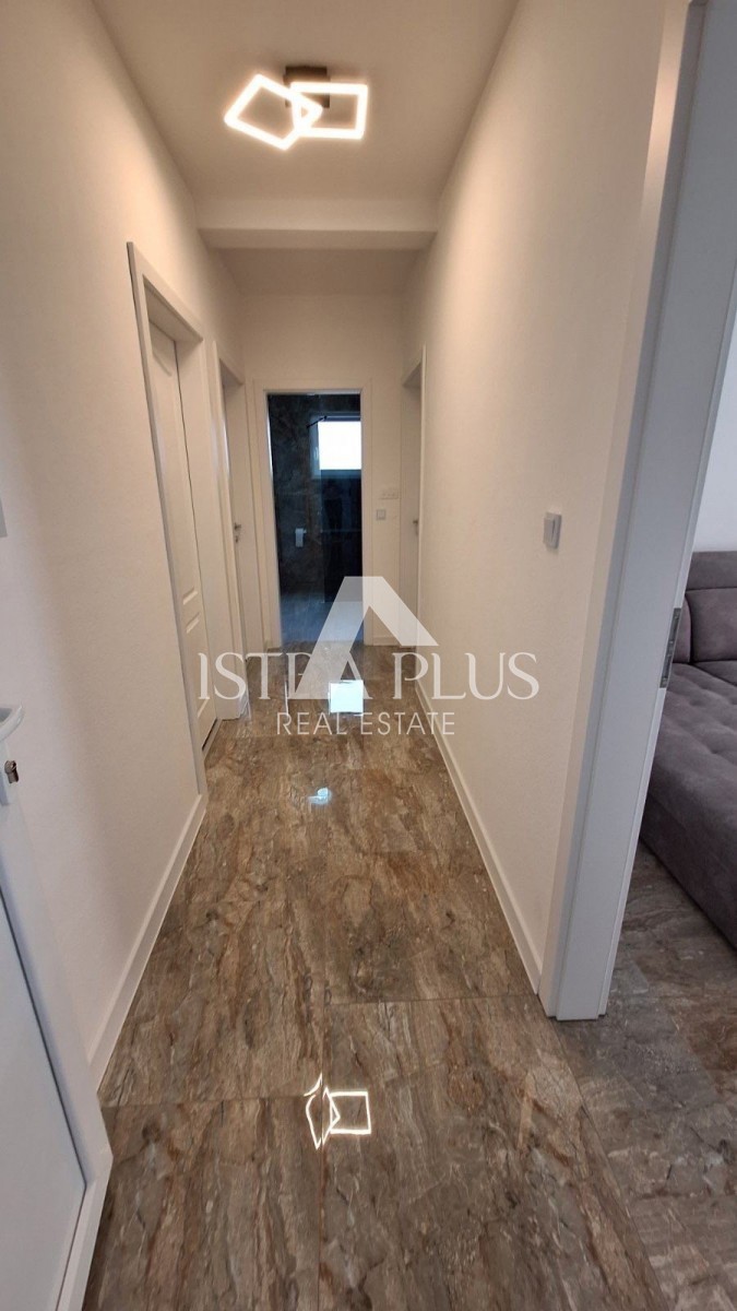 Istra, Poreč - stanovanje v mestu 100m2 + parking + 11m2 drvarnica