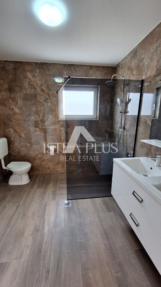 Istra, Poreč - stanovanje v mestu 100m2 + parking + 11m2 drvarnica