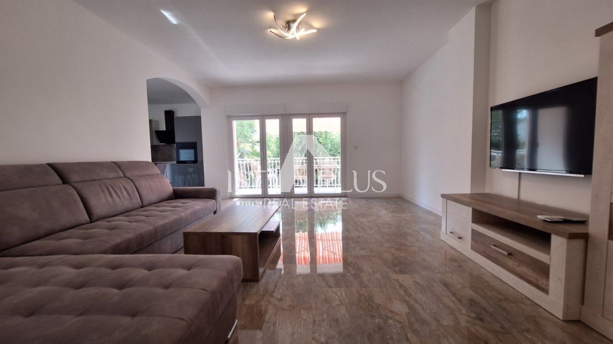 Istra, Poreč - stanovanje v mestu 100m2 + parking + 11m2 drvarnica