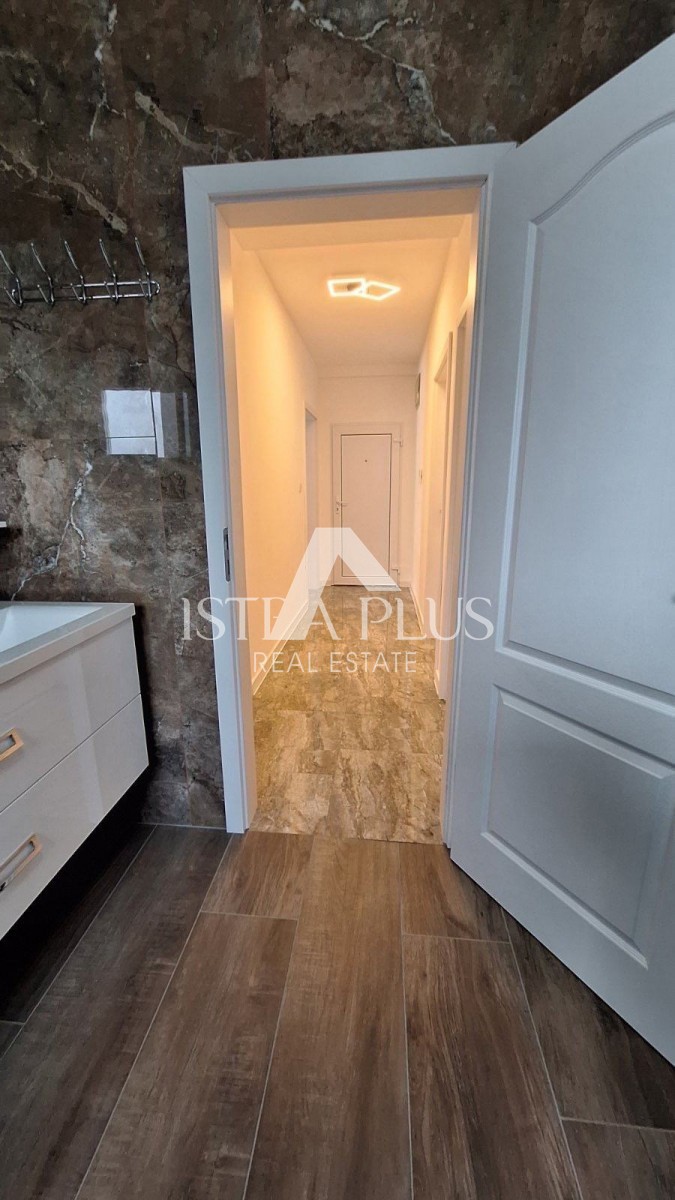 Istra, Poreč - stanovanje v mestu 100m2 + parking + 11m2 drvarnica