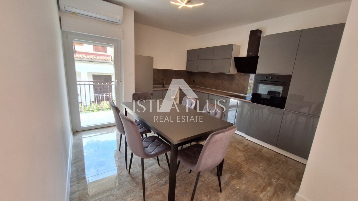 Istra, Poreč - stanovanje v mestu 100m2 + parking + 11m2 drvarnica