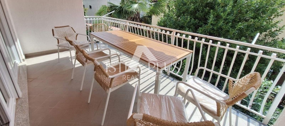 Istra, Poreč - stanovanje v mestu 100m2 + parking + 11m2 drvarnica
