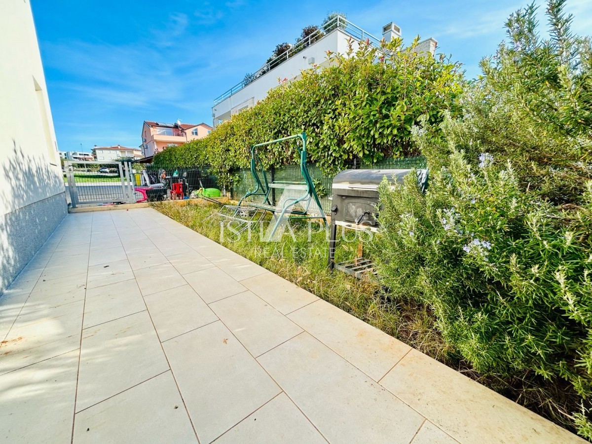 Istra, Novigrad - Apartma v bližini centra 600m, pritličje z 2 spalnicama