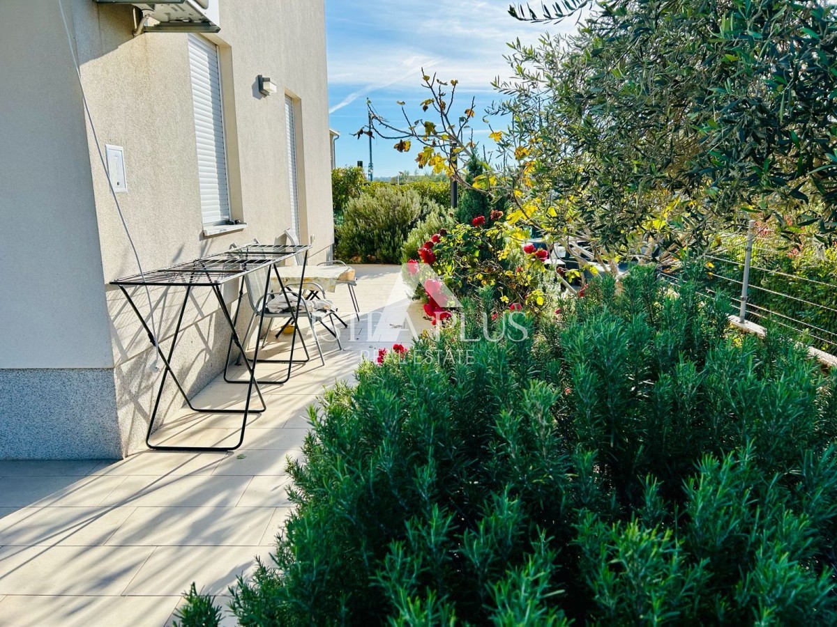 Istra, Novigrad - Apartma v bližini centra 600m, pritličje z 2 spalnicama