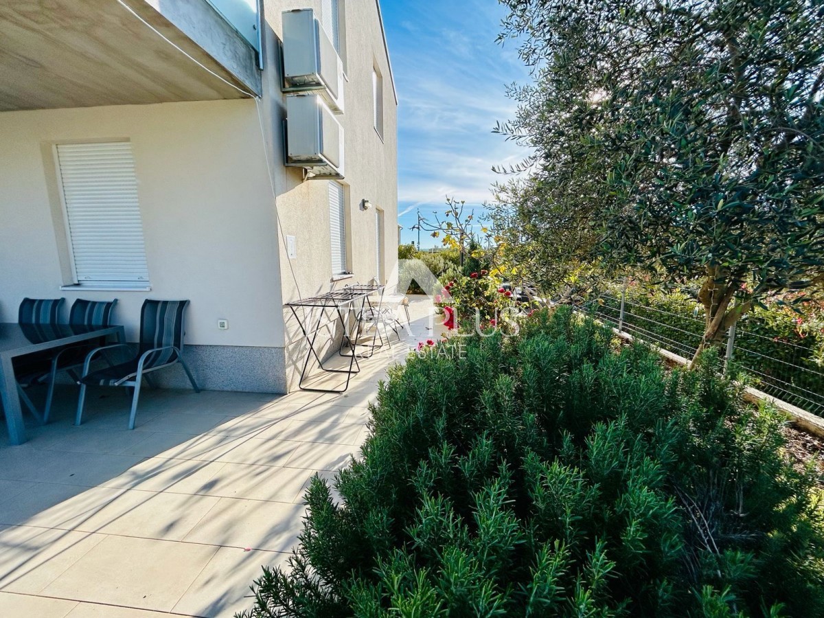 Istra, Novigrad - Apartma v bližini centra 600m, pritličje z 2 spalnicama