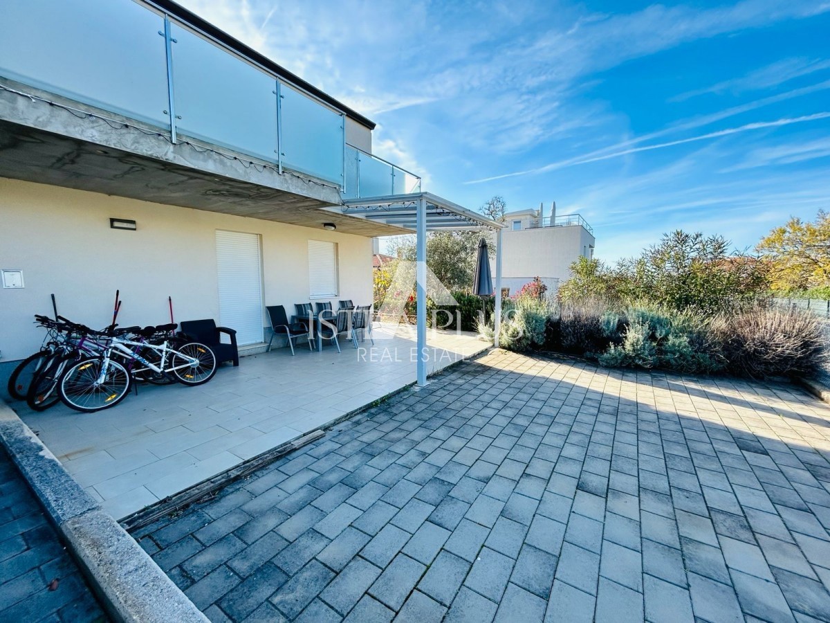 Istra, Novigrad - Apartma v bližini centra 600m, pritličje z 2 spalnicama