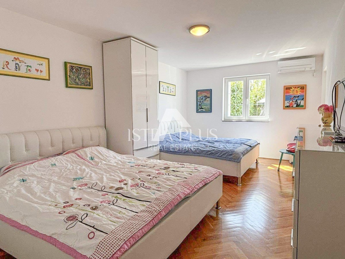 Istra, Poreč, Prostorno stanovanje v pritličju z vrtom in bazenom