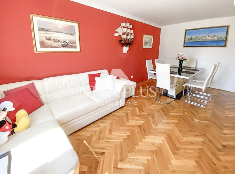 Istra, Poreč, Prostorno stanovanje v pritličju z vrtom in bazenom