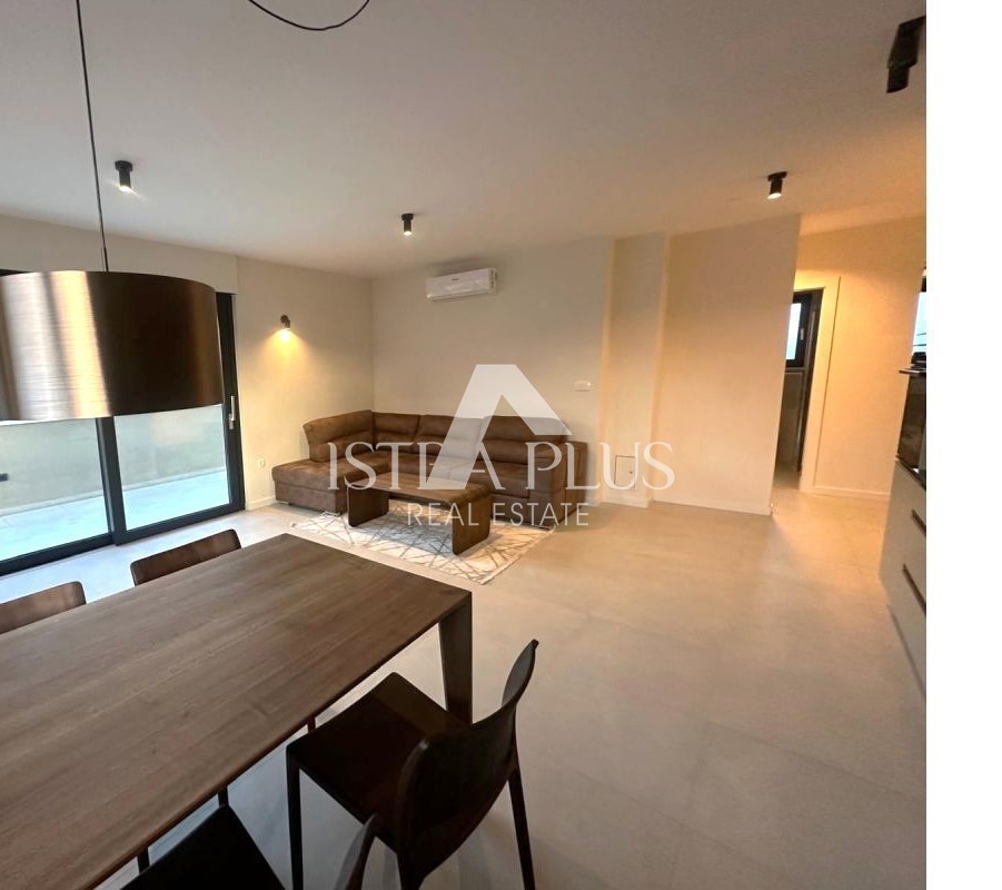 Tar-Vabriga, stanovanje v pritličju 800m od morja - novogradnja-opremljeno-vrt