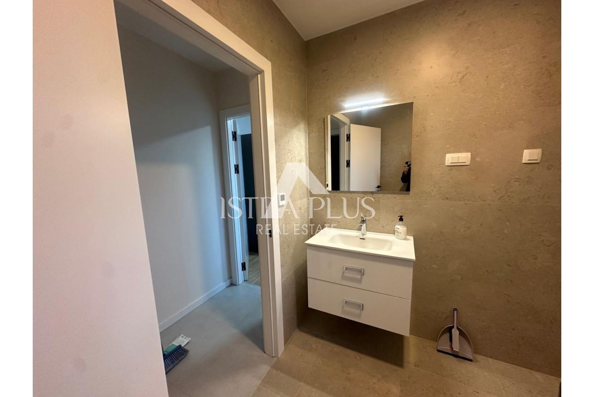 Tar-Vabriga, stanovanje v pritličju 800m od morja - novogradnja-opremljeno-vrt