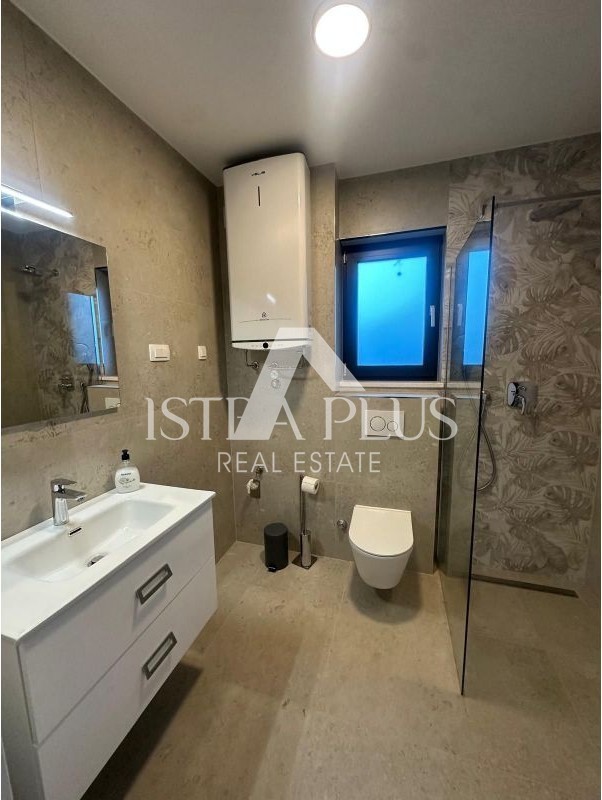 Tar-Vabriga, stanovanje v pritličju 800m od morja - novogradnja-opremljeno-vrt