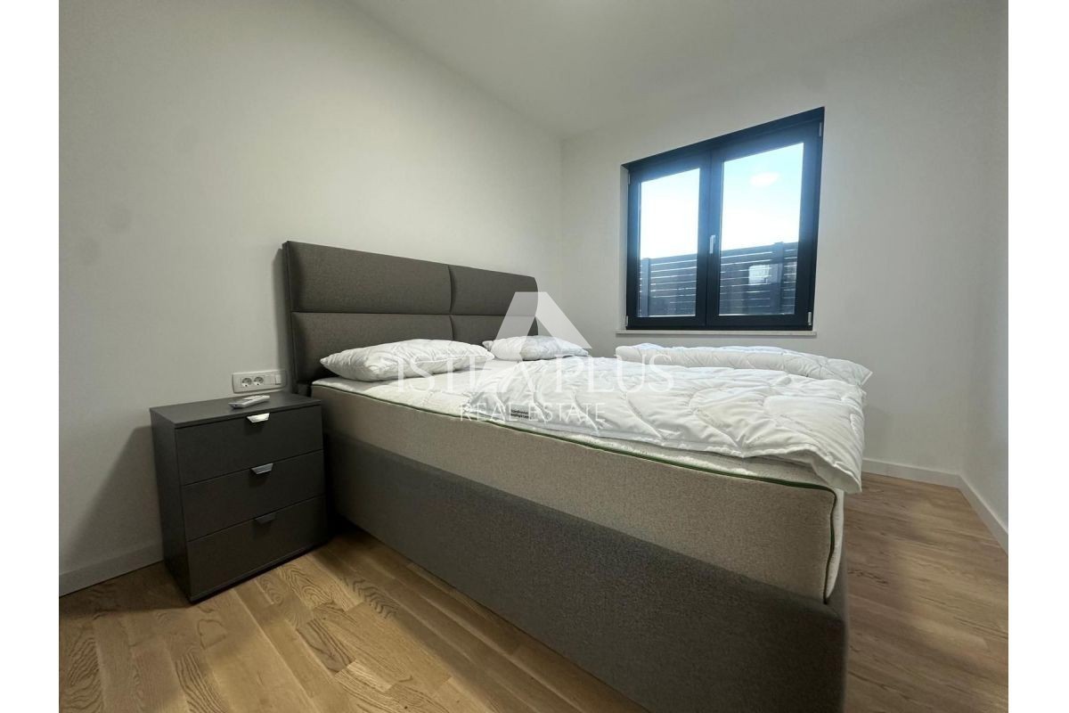 Tar-Vabriga, stanovanje v pritličju 800m od morja - novogradnja-opremljeno-vrt