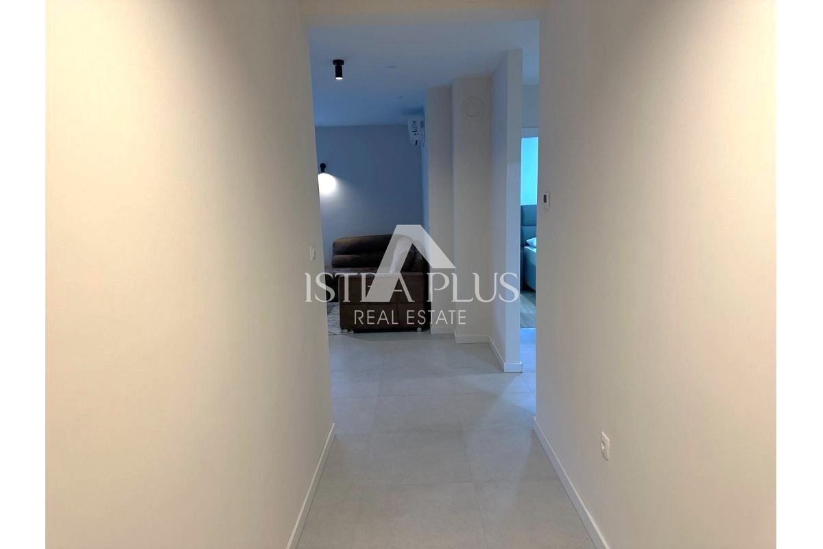 Tar-Vabriga, stanovanje v pritličju 800m od morja - novogradnja-opremljeno-vrt