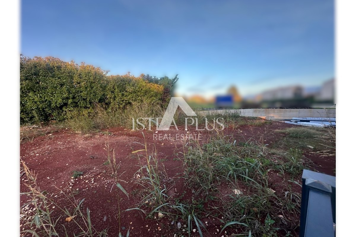 Tar-Vabriga, stanovanje v pritličju 800m od morja - novogradnja-opremljeno-vrt