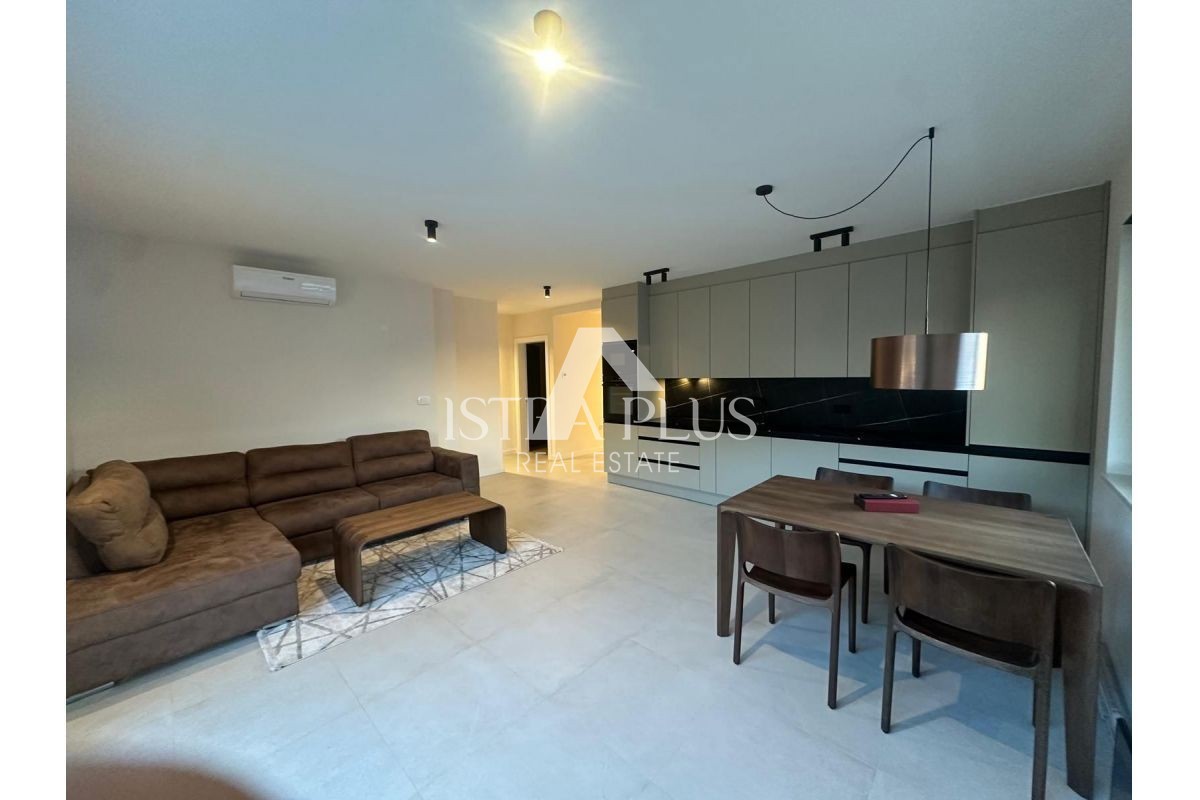 Tar-Vabriga, stanovanje v pritličju 800m od morja - novogradnja-opremljeno-vrt