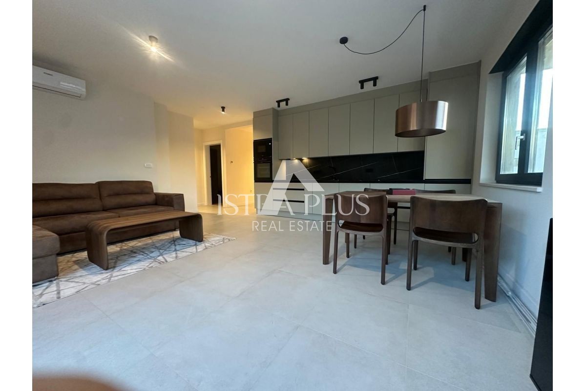 Tar-Vabriga, stanovanje v pritličju 800m od morja - novogradnja-opremljeno-vrt