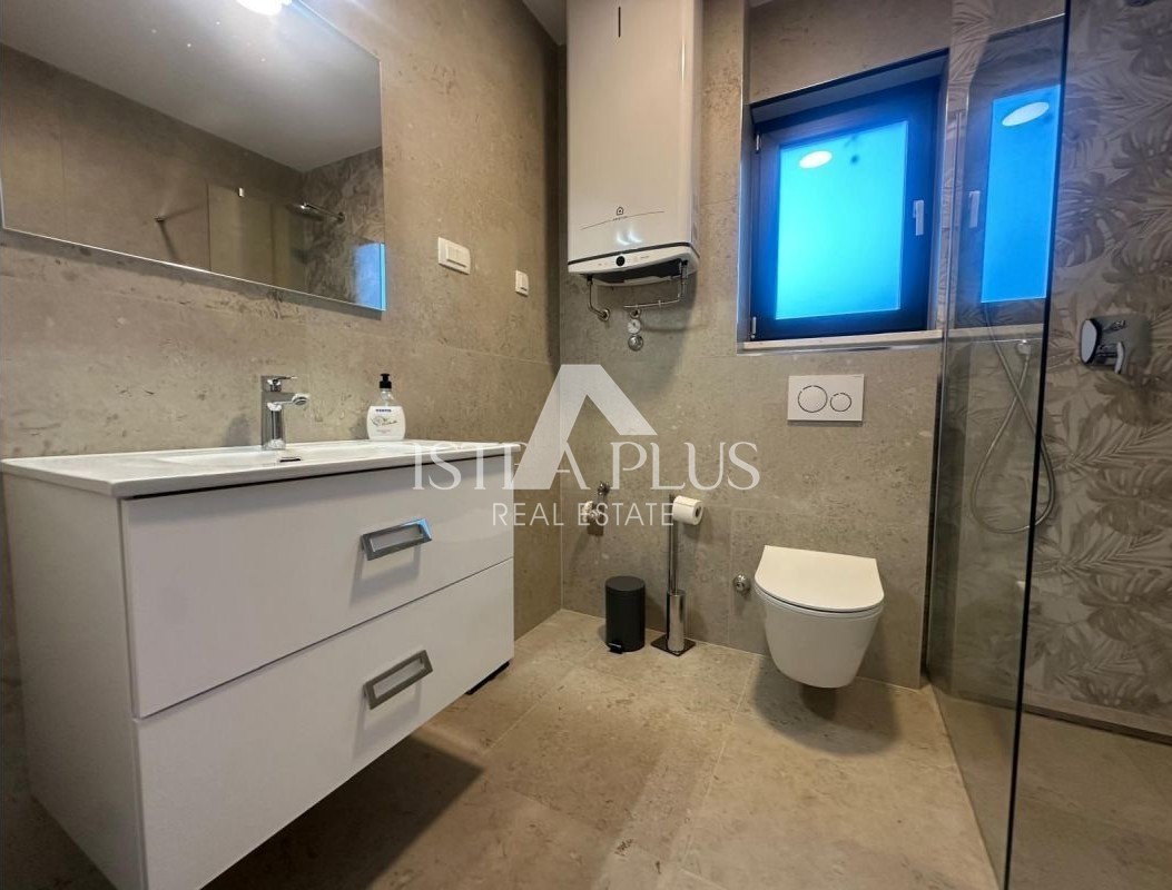 Tar-Vabriga, stanovanje v pritličju 800m od morja - novogradnja-opremljeno-vrt