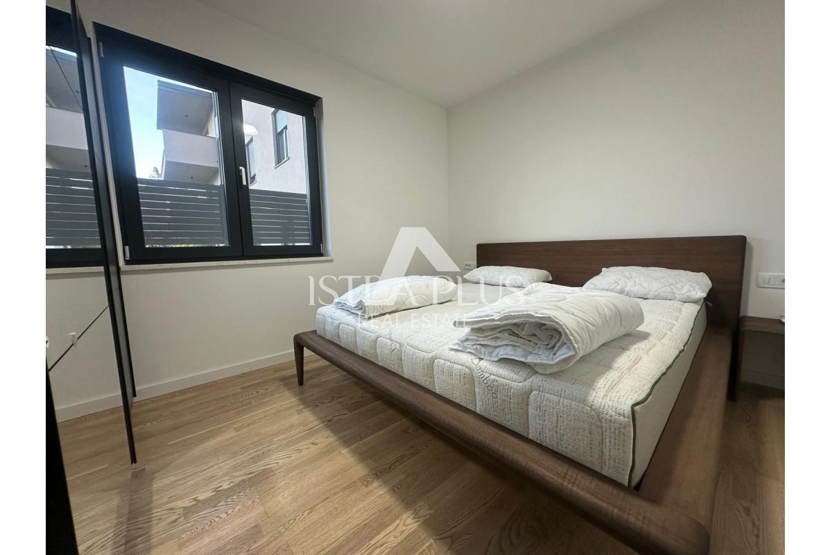 Tar-Vabriga, stanovanje v pritličju 800m od morja - novogradnja-opremljeno-vrt