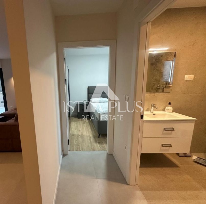 Tar-Vabriga, stanovanje v pritličju 800m od morja - novogradnja-opremljeno-vrt