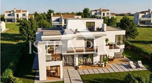 Istra, Poreč 9km - Gradbeno zemljišče (POGLED NA MORJE) z veljavnim gradbenim dovoljenjem in infrastrukturo